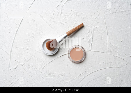 Make up und Pinsel auf Putz Hintergrund Stockfoto