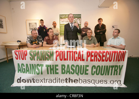 Baskische Unabhängigkeit Aktivisten Iñaki de Juana vor einer Pressekonferenz in der ein Chultúrlann (Culterland) auf der Straße fällt Stockfoto