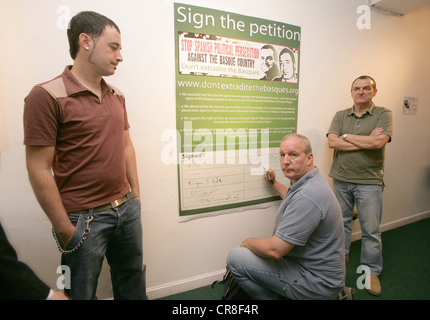 Baskische Unabhängigkeit Aktivisten Iñaki de Juana vor einer Pressekonferenz in der ein Chultúrlann (Culterland) auf der Straße fällt Stockfoto