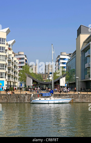 Regeneration entlang des Flussufers der Bristol docks Gegend auf der Suche nach unten Kirche Ansicht Stockfoto