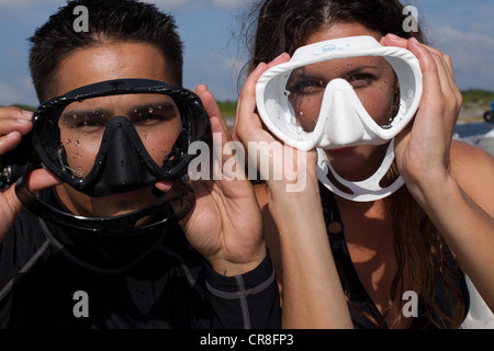 Verspieltes paar mit Gesichtsmasken Stockfoto