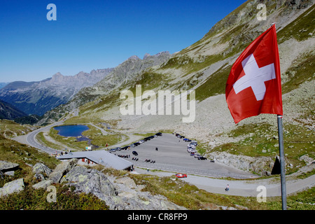 Schweizer Flagge, pass auf den Sustenpass 2224m, Kanton Bern mit Kanton Uri, Schweiz, Europa verbinden Stockfoto