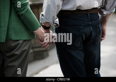 Älteres Paar Hand in Hand, Nahaufnahme Stockfoto