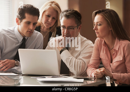 Geschäftskollegen auf Laptop am Schreibtisch arbeiten Stockfoto