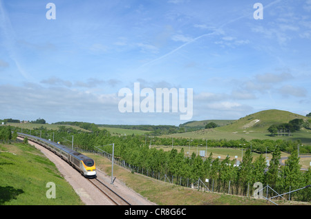 Eurostar, vorbei an den North Downs, während nähert sich das Eurotunnel Terminal Folkestone, Kent, UK Stockfoto