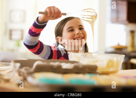 Mädchen Kuchenteig in der Schüssel mischen Stockfoto