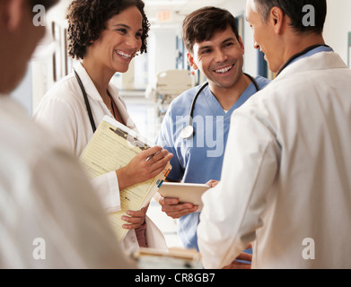 Ärzte mit medizinischen Unterlagen in Diskussion Stockfoto