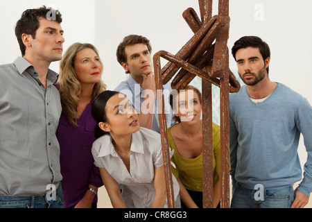 Besucher betrachten Skulptur in Kunstgalerie Stockfoto