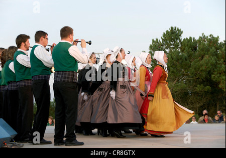 Frankreich, Finistere, Cap Sizun Kastel Koz, Volksfest, bretonischer Tanz und Musik Stockfoto