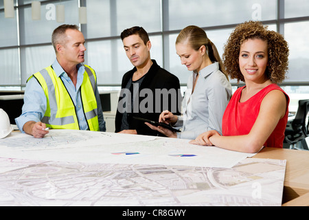 Mit Blick auf Blaupausen und digital-Tablette im Büro Architekten Ingenieur Stockfoto