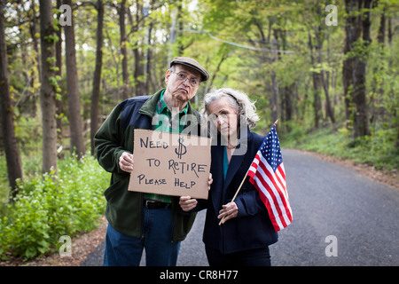 Älteres Paar mit Schild im Wald, Porträt Stockfoto