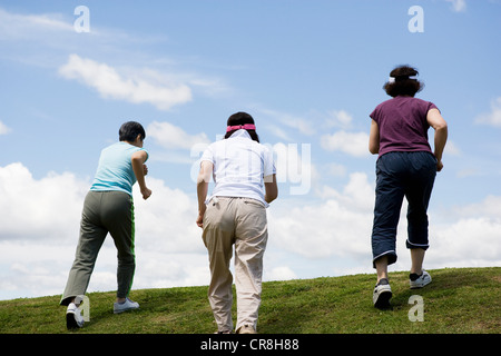 Drei Frauen in Führungspositionen zu Fuß bergauf Stockfoto