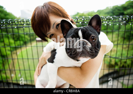 Frau mit Haustier französische Bulldogge Stockfoto