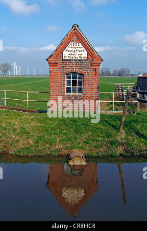 Historische Pumpstation für die Trockenlegung der Sümpfe in Honigfleth, Wilstermarsch, Unterelbe, Elbe Sümpfe, Kreis Steinburg Stockfoto