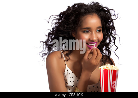 Junge Frau Essen Popcorn, Studio gedreht Stockfoto