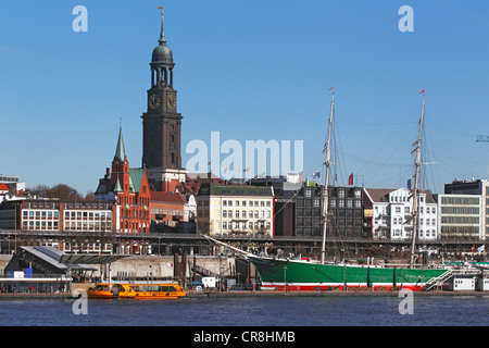 Michel oder St. Michaelis Kirche, Schwedisch Seemann Kirche und Museum Schiff Rickmer Rickmers, Landungsbrücken Anlegestellen, Hamburg Stockfoto