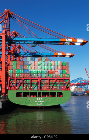 Containerschiffe, Verladung von Containern auf das Schiff Xin Ou Zhou aus Shanghai, China, Eurokai oder Eurogate Container terminal, und Stockfoto