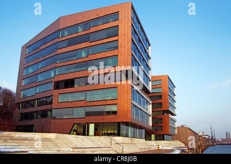 Modernes Bürogebäude im Hamburger Hafen auf der Elbe River, goldene Fassade, Areal West, Grosse Elbstrasse, Altona, Hamburg Stockfoto