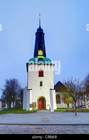 Historic Glueckstadt Stadtkirche am Marktplatz Platz in dem Abend Licht, historische Stadtzentrum von Glueckstadt Stockfoto