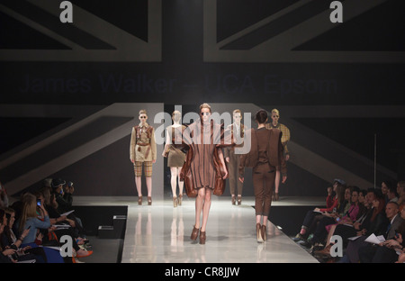 Graduate Fashion Week 2012, Galashow Laufsteg am Ende der Veranstaltung, Sammlung von James Walker, UCA Epsom Stockfoto