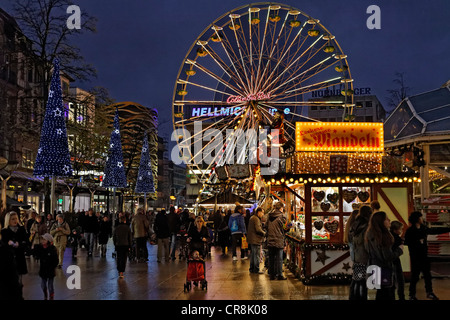 Weihnachtsmarkt mit einem Riesenrad in der Nacht, Königsstraße Straße, Duisburg, Nordrhein-Westfalen, Deutschland, Europa Stockfoto