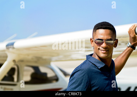 Ein Pilot überprüft sein Flugzeug vor dem Start Pausen über Laufsteg zu sehen. Stockfoto