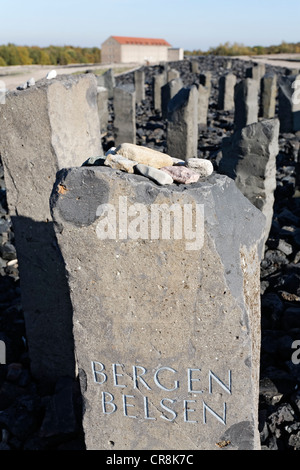 Stele mit der Inschrift Bergen-Belsen, Gedenkstätte Buchenwald, ehemaliges Konzentrationslager in der Nähe von Weimar, Thüringen, Deutschland, Europa Stockfoto