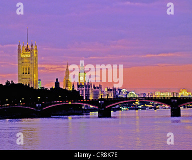 Nächtliche Blick auf Westminster mit Lambeth Bridge im Vordergrund und den Houses of Parliament hinter mit Big Ben. Stockfoto