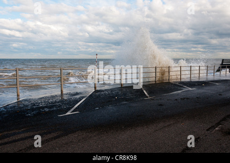 Wellen brechen über die Hafenmauer in Broadstairs in Kent. Stockfoto