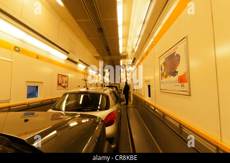 Autos in doppelter Höhe einzelne Decksausschnitt ein Eurotunnel-Zug für höhere Fahrzeuge bestimmt. Stockfoto