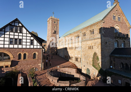 Wartburg bei Eisenach, Innenhof mit großer Halle und Brunnen, Thueringer Wald, Thüringen, Deutschland, Europa Stockfoto