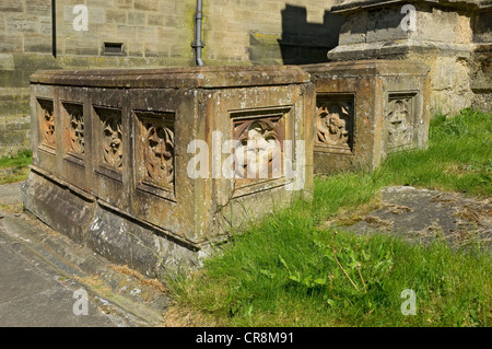 Nahaufnahme der Särge aus Steinsarg im Kirchhof der Pickering Parish Church North Yorkshire England Großbritannien GB Großbritannien Stockfoto