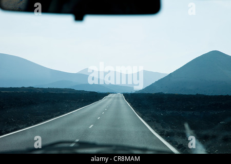 Blick vom Auto unterwegs durch Montanas del Fuego, Lanzarote Stockfoto