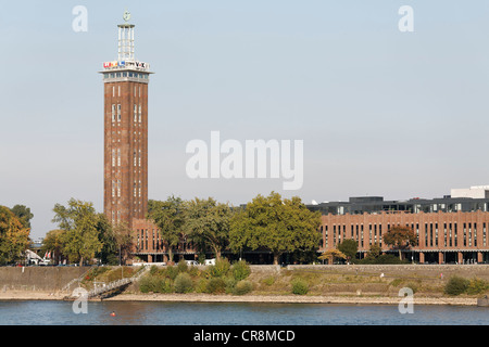 Messe Köln mit Messeturm Turm, Front entlang dem Rhein, Köln, Nordrhein-Westfalen, Deutschland, Europa Stockfoto