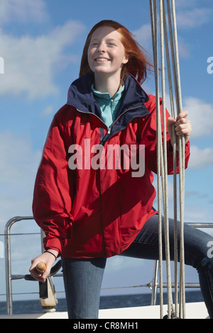 Junge Frau mit Seil auf yacht Stockfoto