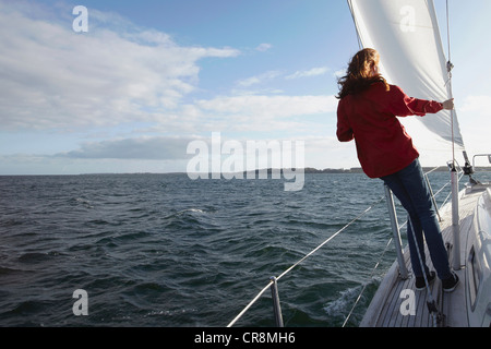 Frau Segeln Yacht, Rückansicht Stockfoto