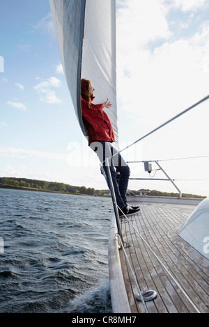 Frau gelehnt Segel Yacht Stockfoto