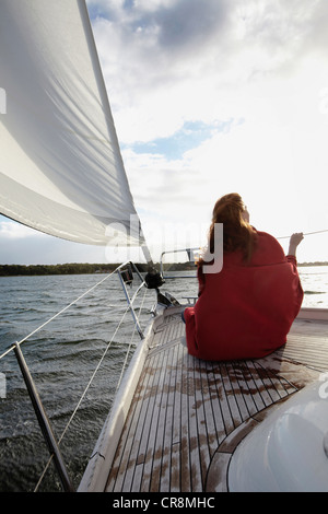 Frau sitzt am Bug der yacht Stockfoto