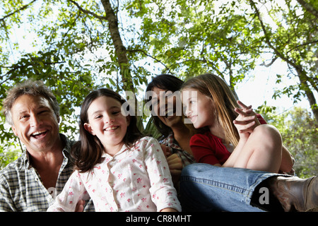 Porträt der Familie mit zwei Kindern im Wald Stockfoto