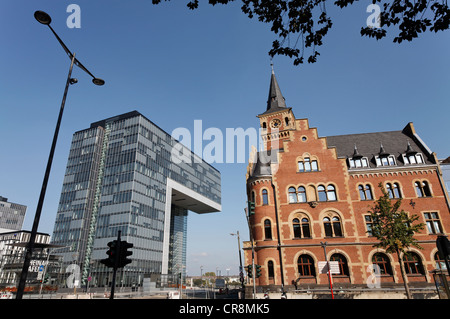 Moderne Bürogebäude Kranhaus und historischen Backsteingebäude im Viertel Rheinauhafen, Köln, Nordrhein-Westfalen Stockfoto