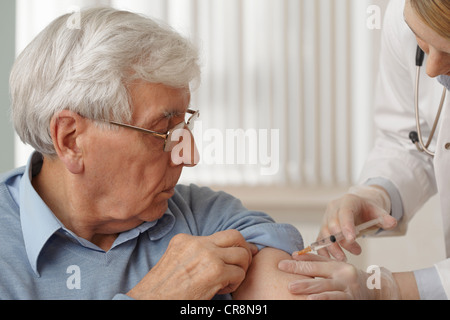 Arzt geben senior woman Injektion Stockfoto