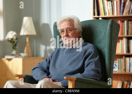 Ältere Mann im Sessel, Porträt Stockfoto