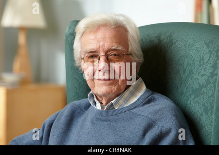 Ältere Mann im Sessel, Porträt Stockfoto