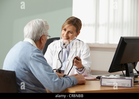 Arzt der Einnahme von senior mans Blutdruck Stockfoto