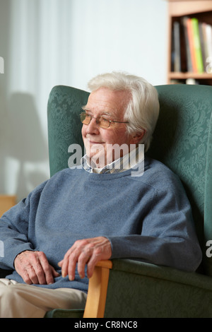 Ältere Mann im Sessel, Porträt Stockfoto