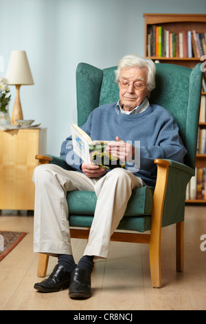 Senior woman Lesebuch Stockfoto