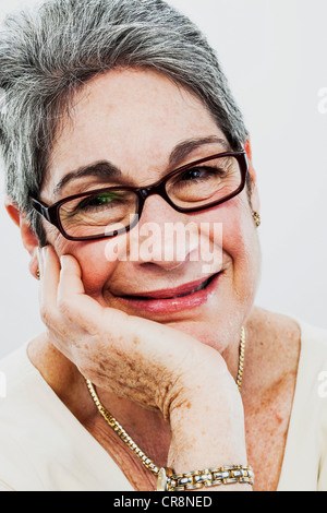Ältere Frau trägt Brille Stockfoto