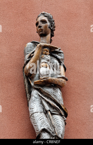 Allegorie der Pflege, Keramik-Skulptur am Karl-Marx-Hof-Innenhof, Wiens berühmteste städtische Mietshaus Komplex aus der Stockfoto