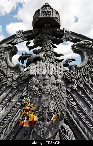 Liebesschlösser angehängt an einen Adler Wappen auf Spreebruecke Brücke, Friedrichstraße, Mitte Viertel, Berlin, Deutschland, Europa Stockfoto