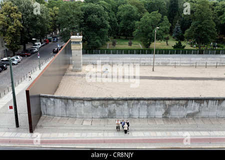 Quartal Todesstreifen mit ehemaligen Wachturm, Gedenkstätte Berliner Mauer, Bernauer Straße, Mitte, Berlin, Deutschland, Europa Stockfoto